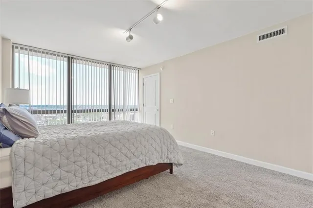 $315,000 | 600 Admiral Boulevard, Unit 1305, Kansas City, MO 64106