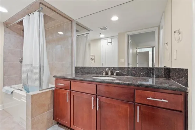 $315,000 | 600 Admiral Boulevard, Unit 1305, Kansas City, MO 64106