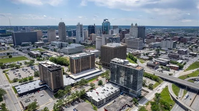 $315,000 | 600 Admiral Boulevard, Unit 1305, Kansas City, MO 64106