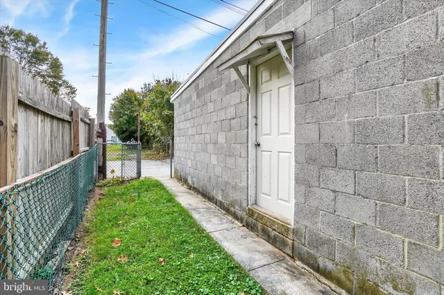 a view of a house with backyard