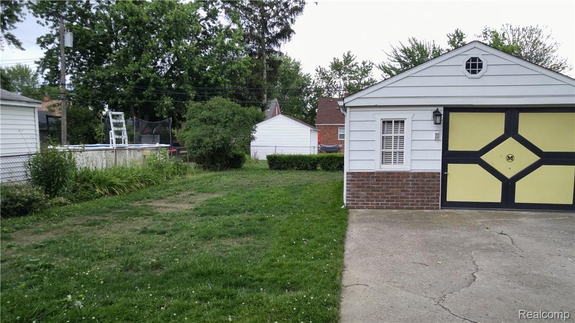 9667 Ruth Avenue Allen Park, MI 48101 - Photo 21 of 22 Large Backyard - goes beyond shrubbery to usable easement!