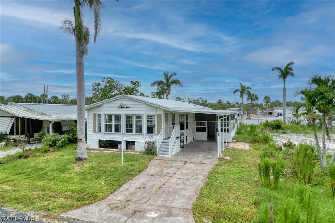a view of a house with a yard