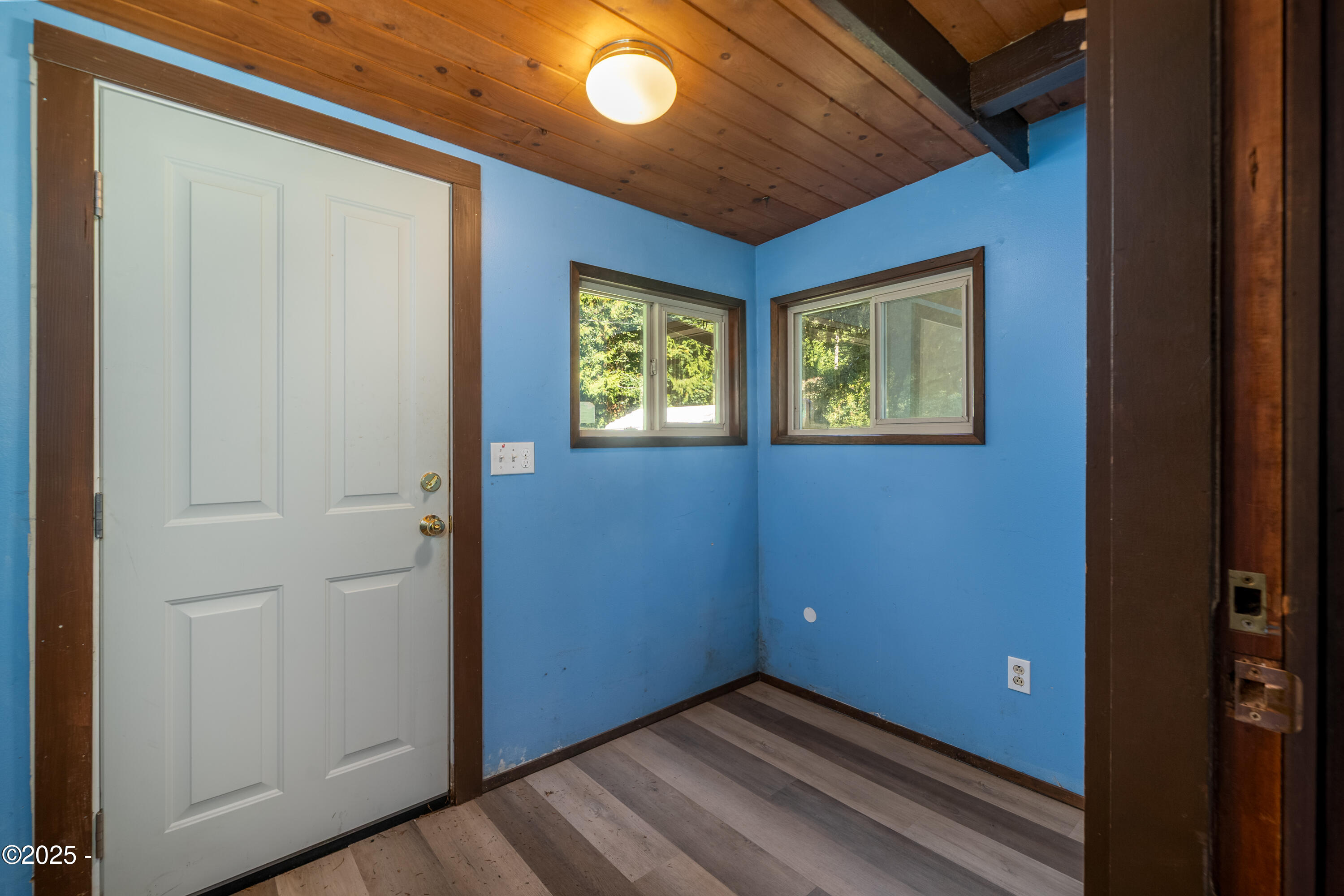1836 Little Switzerland Road Tidewater, OR 97390 - Photo 8 of 34 Entry/office space
