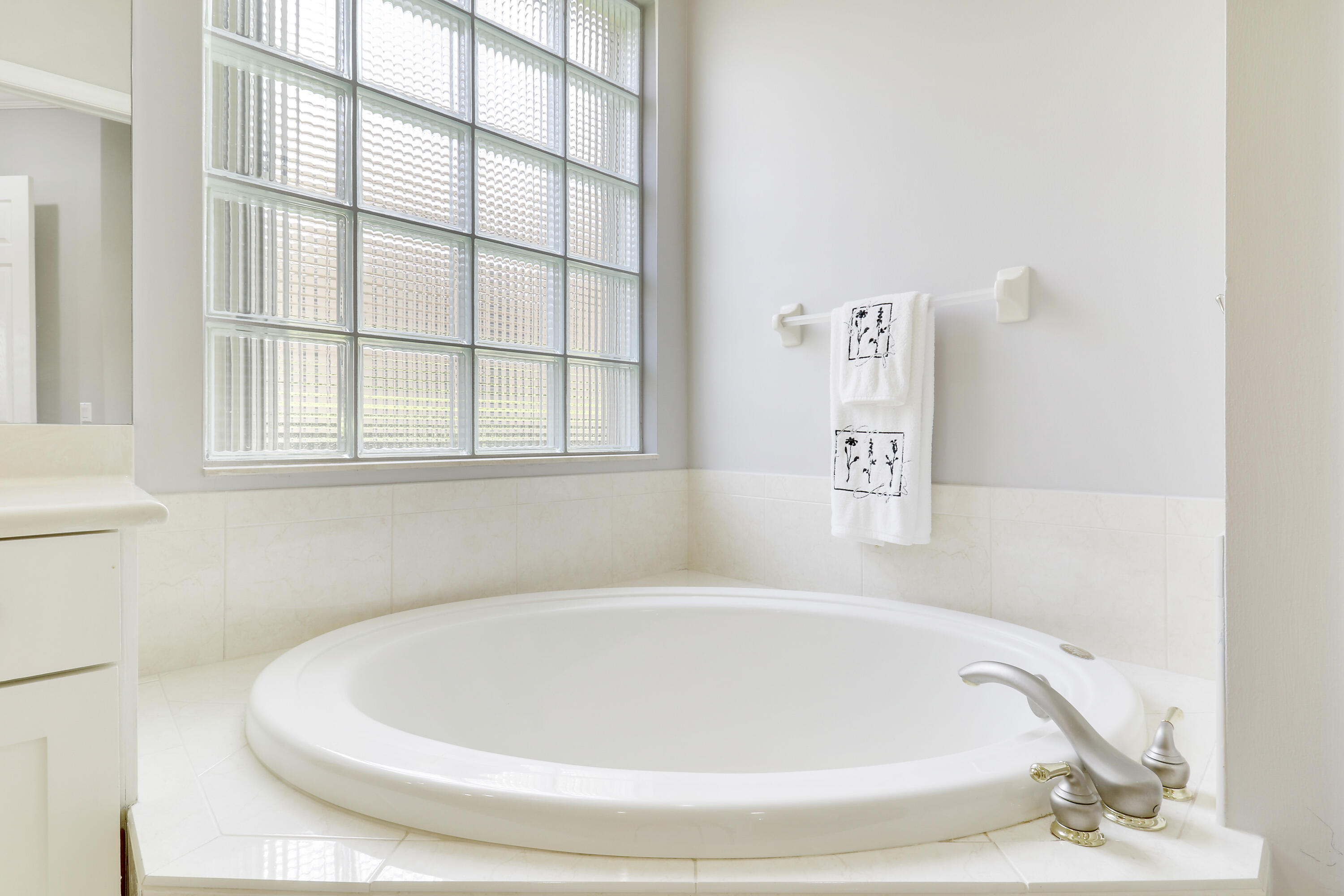 8613 Tompson Point Road Port St. Lucie, FL 34986 - Photo 33 of 78 Master Soaker Tub