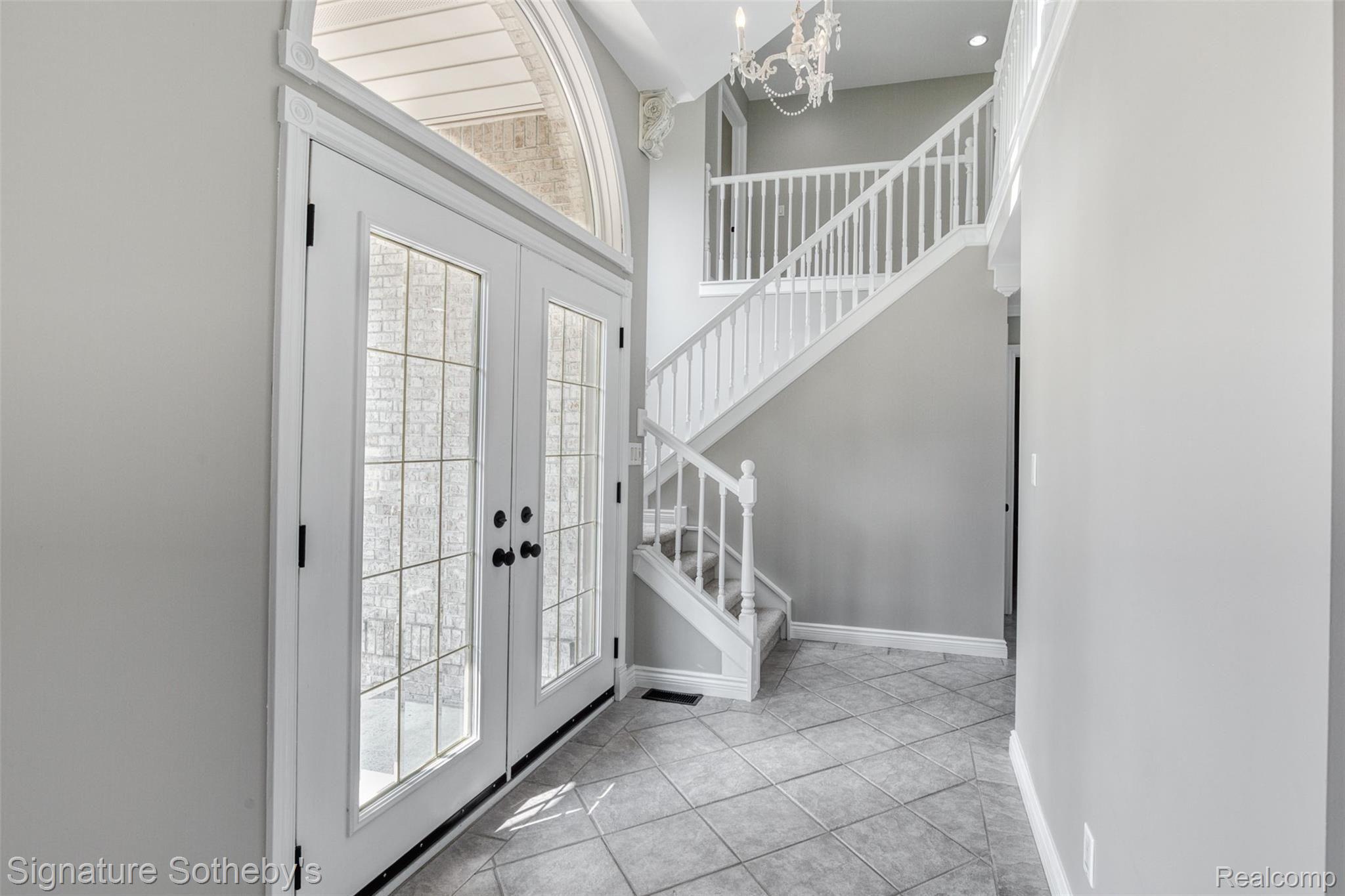 47296 Denton Road Belleville, MI 48111 - Photo 5 of 33 Bright and Light Foyer