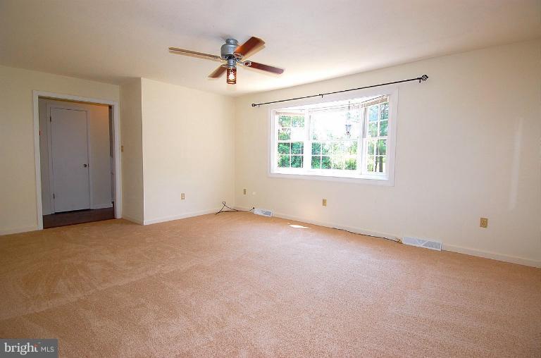 43188 Spinks Ferry Road Leesburg, VA 20176 - Photo 17 of 30 Living Room
