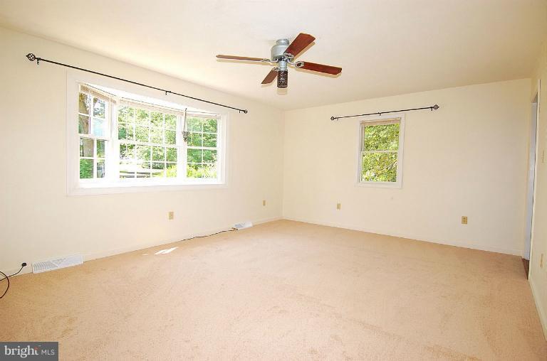 43188 Spinks Ferry Road Leesburg, VA 20176 - Photo 26 of 30 Living Room