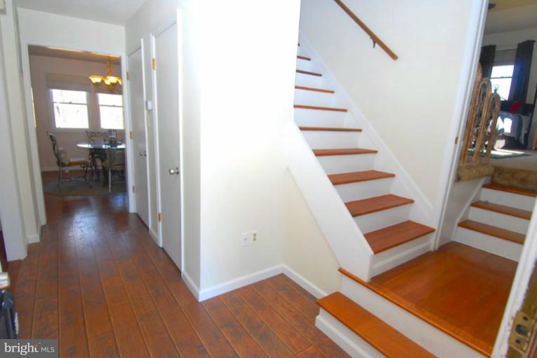 43188 Spinks Ferry Road Leesburg, VA 20176 - Photo 5 of 30 Foyer