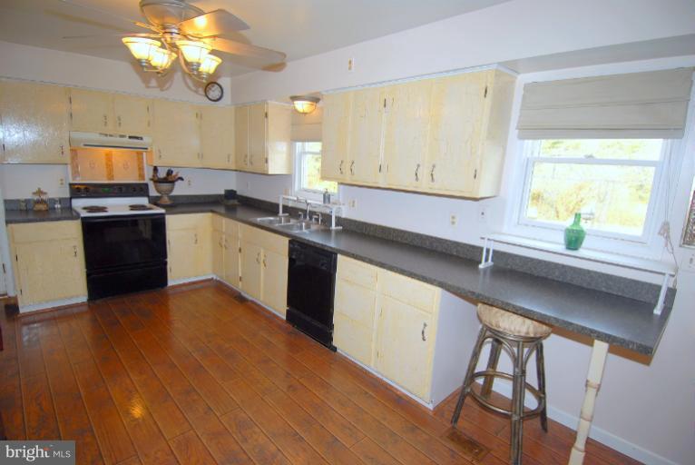 43188 Spinks Ferry Road Leesburg, VA 20176 - Photo 7 of 30 Kitchen