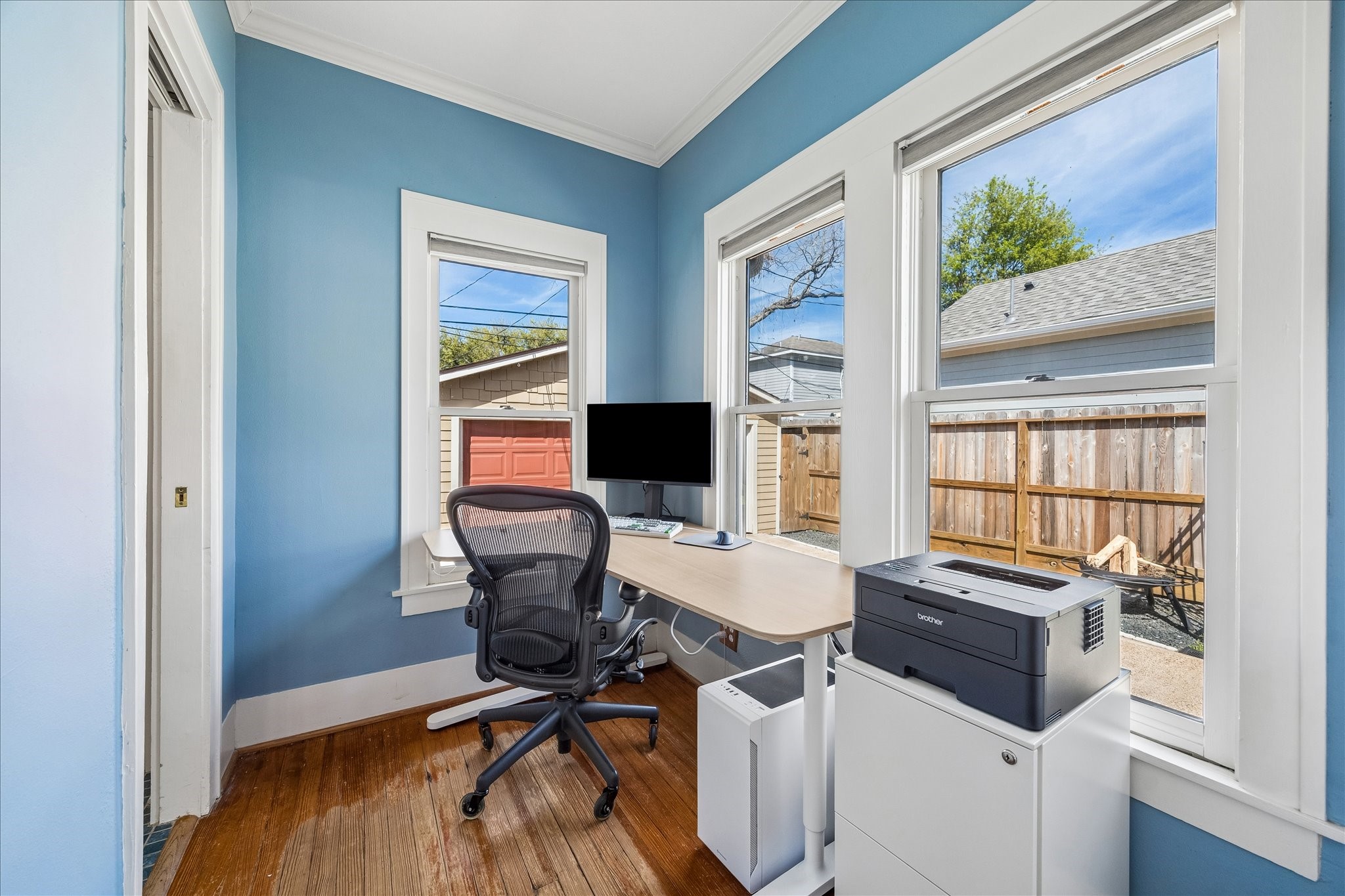 919 Key Street Houston, TX 77009 - Photo 19 of 39 Thoughtfully utilized by the current owners as a dedicated workspace, this light-filled corner offers an inspiring setting for productivity and focus.