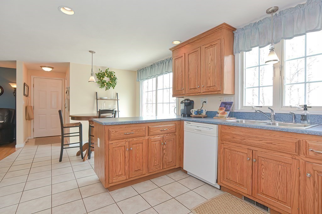 205 Morgan Road Northbridge, MA 01588 - Photo 8 of 39
