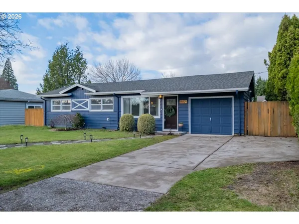 a front view of house with yard