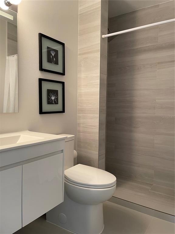 290 Av. Sta. Ana Guaynabo, Bayamón 00969 - Photo 14 of 23 a bathroom with a toilet a sink and shower