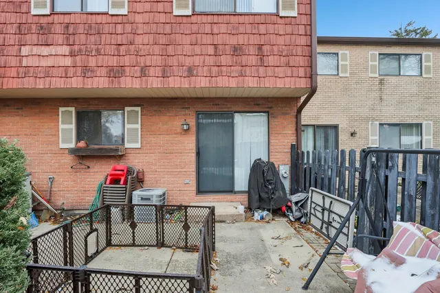 $294,900 | 1637 Tahoe Cir Drive, Wheeling, IL 60090