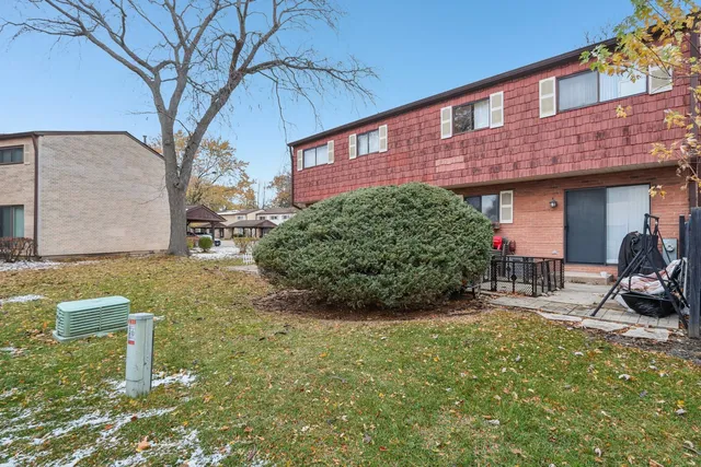 $294,900 | 1637 Tahoe Cir Drive, Wheeling, IL 60090