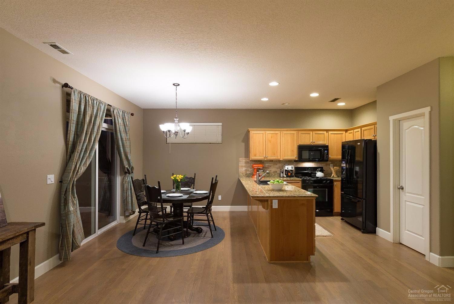 Excellent room for entertaining with kit
