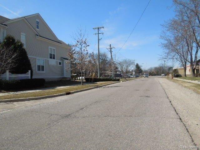 3142 Summers Road, Unit 3142 Keego Harbor, MI 48320 - Photo 15 of 17 4-4 027.jpg