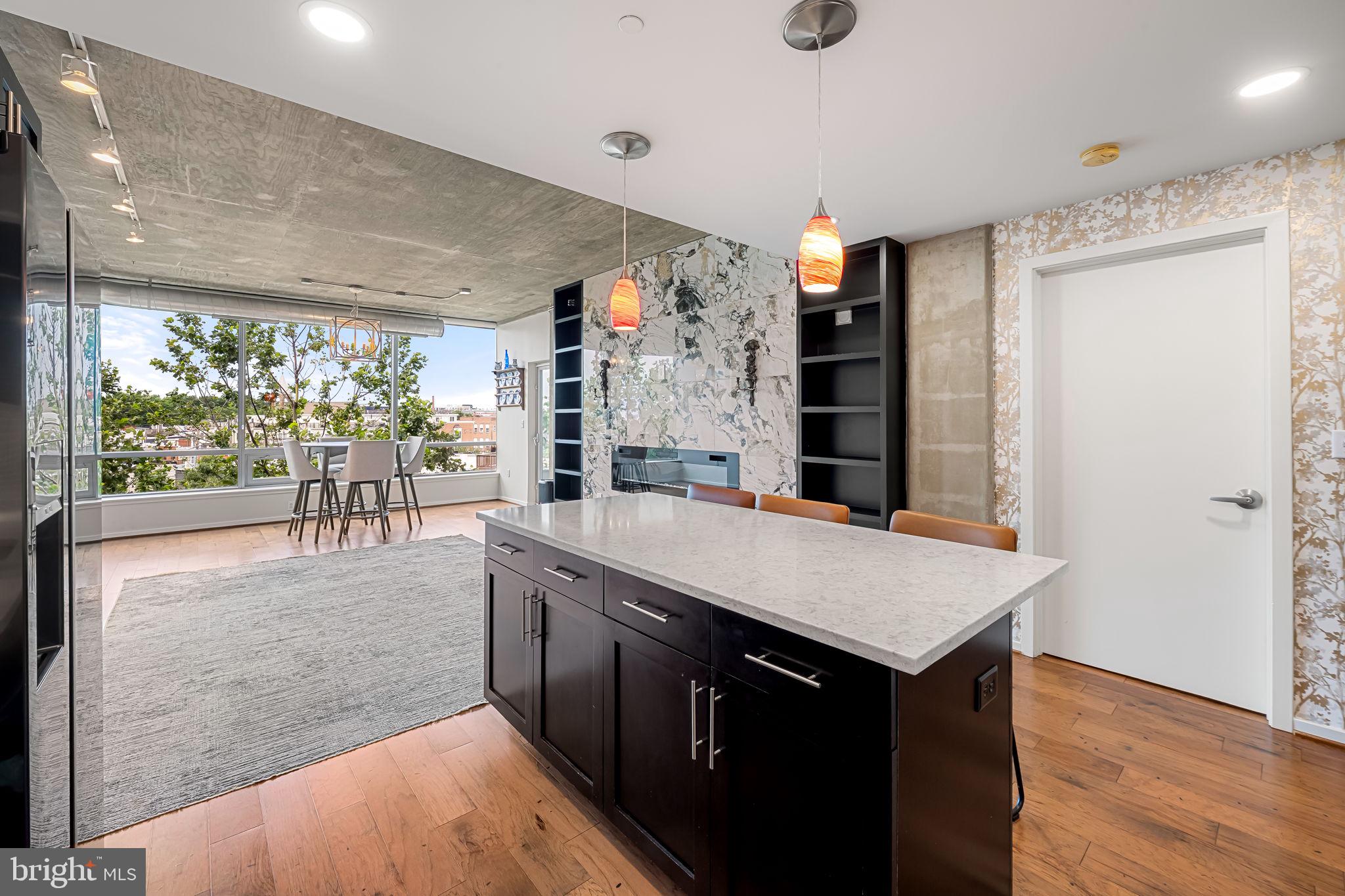 Upgraded  Silo Pt unit-custom fireplace/ built-ins