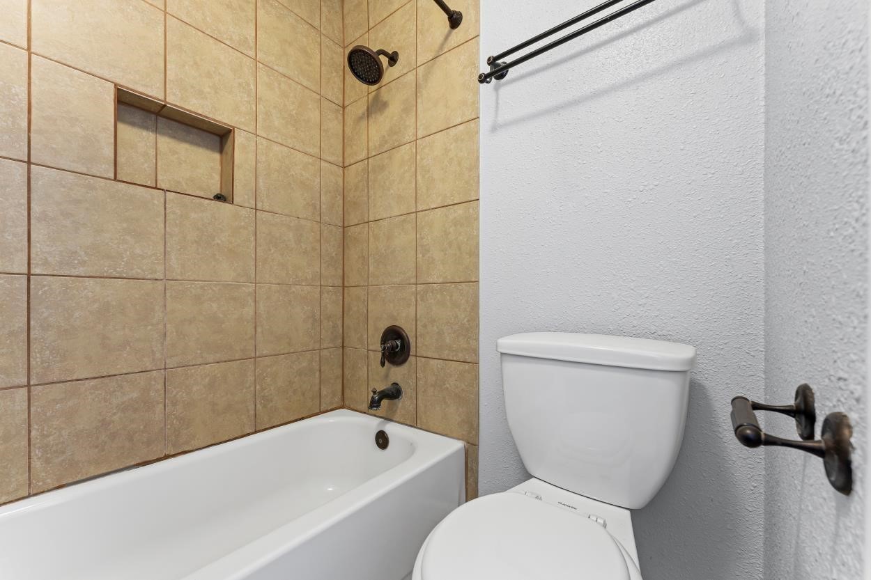 19 Hideaway Drive Friendswood, TX 77546 - Photo 9 of 11 a bathroom with a toilet a sink and bathtub
