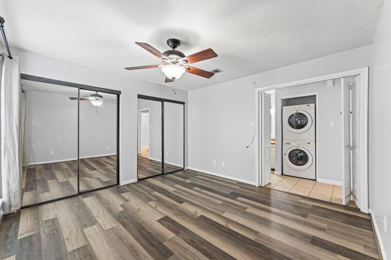 19 Hideaway Drive Friendswood, TX 77546 - Photo 10 of 11 a view of an empty room and window
