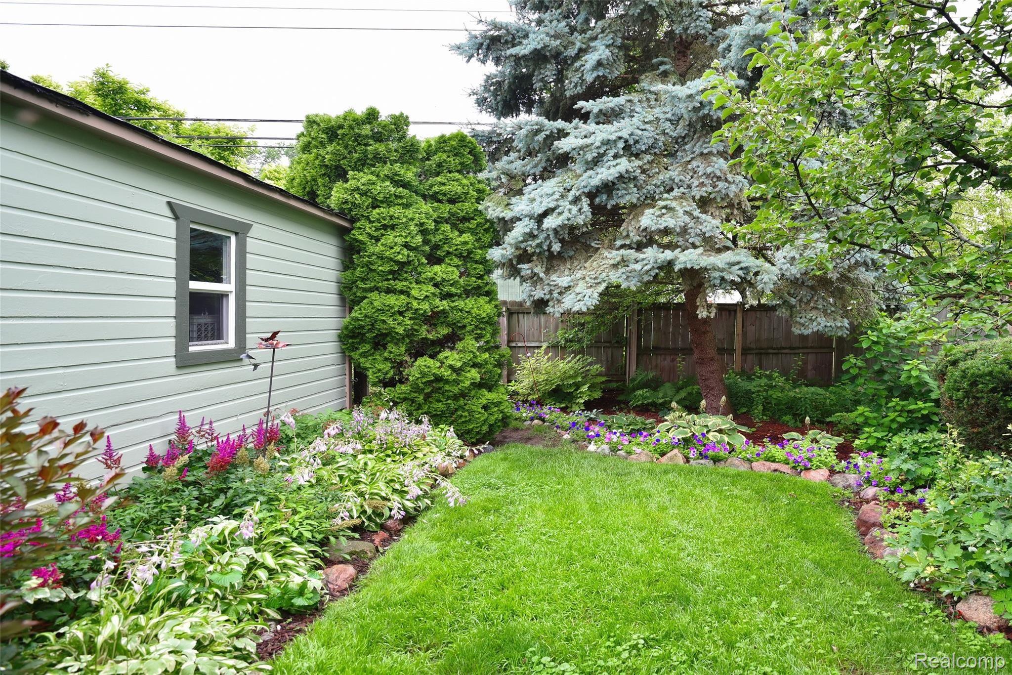 817 Lockwood Road Royal Oak, MI 48067 - Photo 38 of 44 817 Lockwood_38.JPG