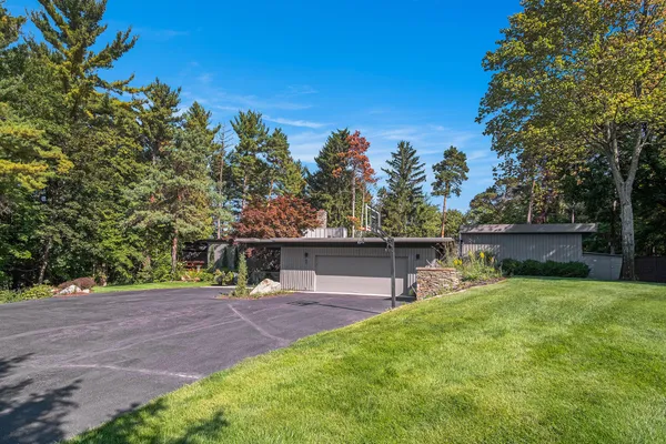 $1,250,000 | 60 Alta Dale Avenue Northeast, Ada, MI 49301