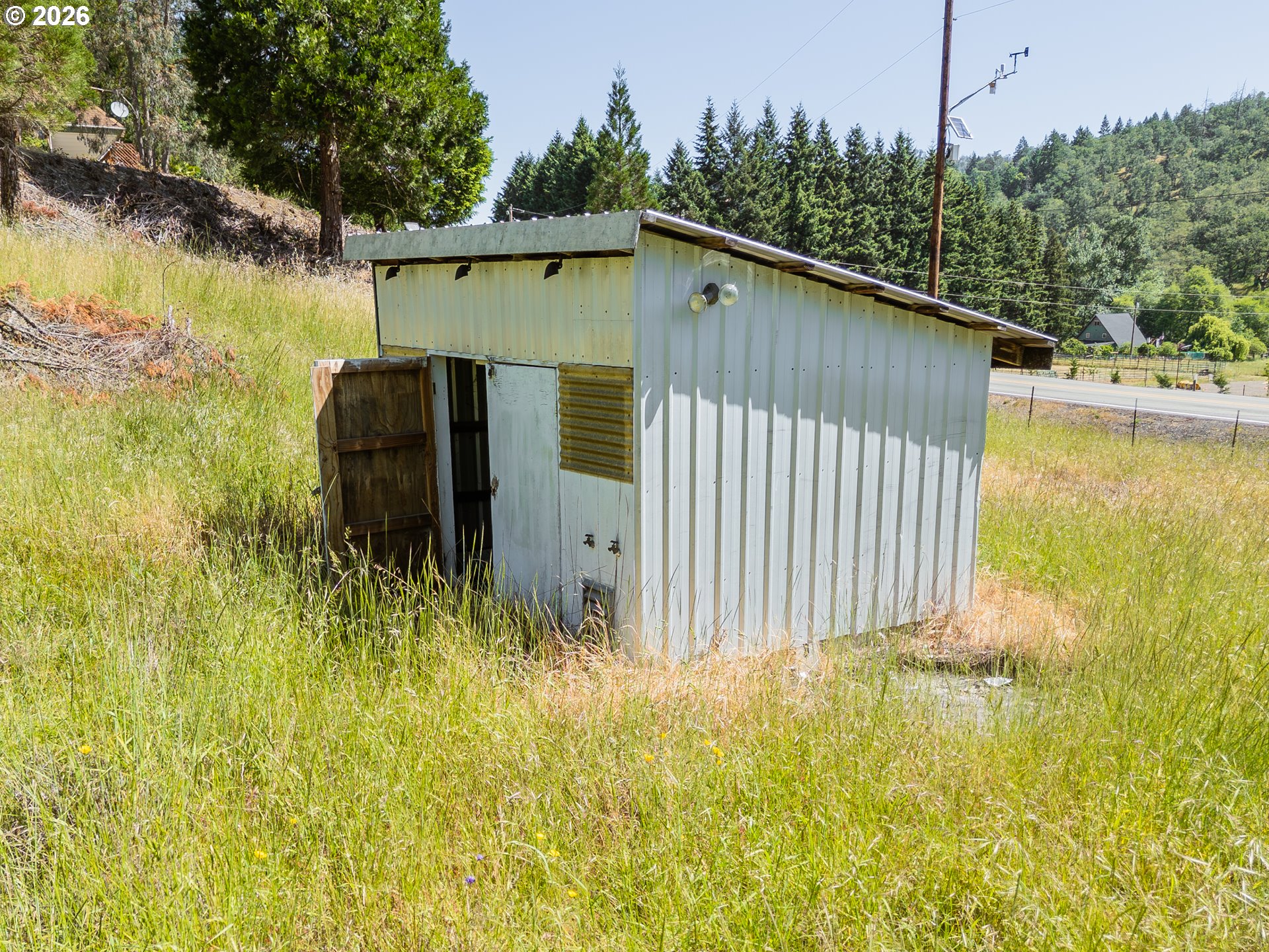 3707 Willis Creek Road Winston, OR 97496 - Photo 6 of 30 a backyard of a house