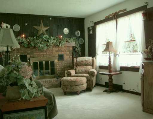 718 East Moffatt Road New Castle, PA 16101 - Photo 5 of 7 Living Room.