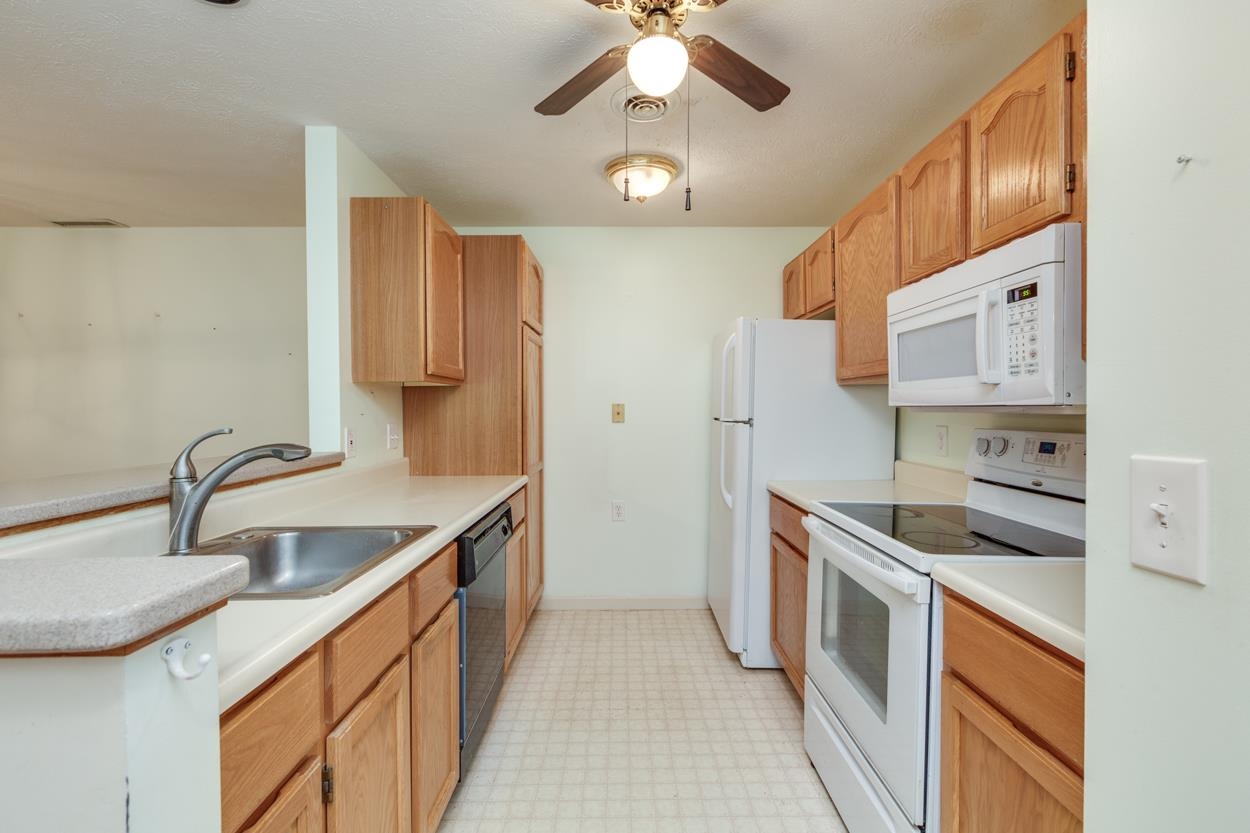 491 Mammoth Road, Unit 4 Londonderry, NH 03053 - Photo 30 of 35
