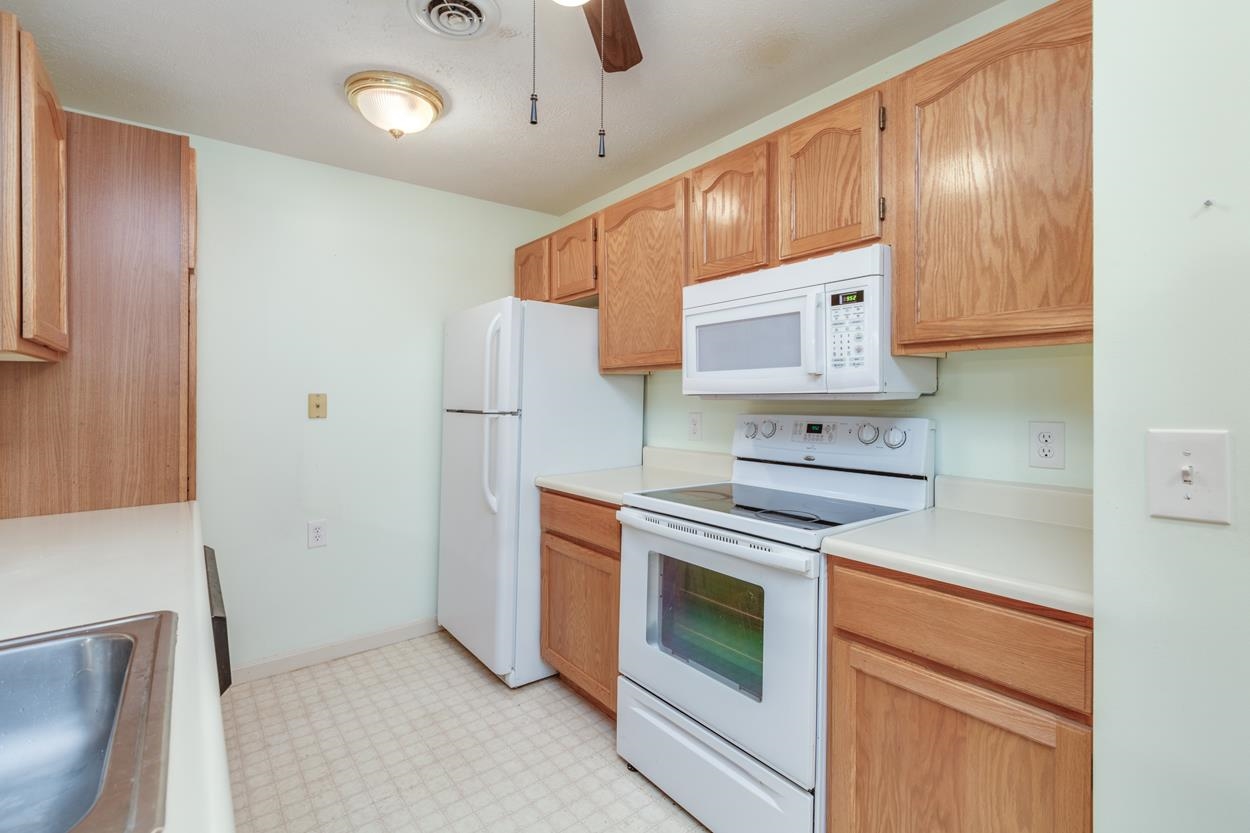 491 Mammoth Road, Unit 4 Londonderry, NH 03053 - Photo 33 of 35