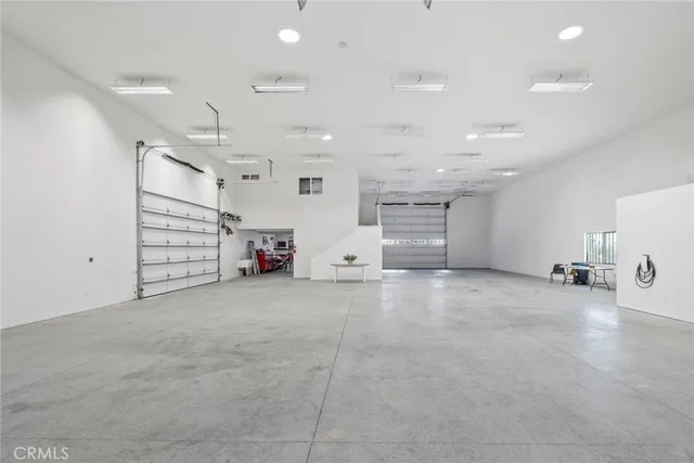 a view of empty room with a ceiling fan