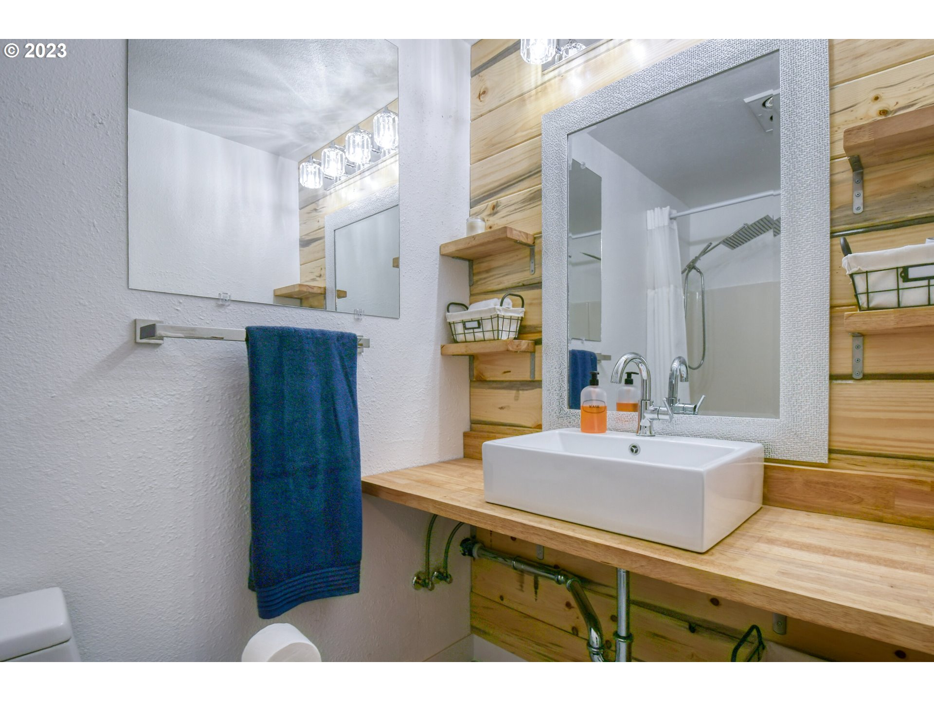1320 Southwest 37th Street Pendleton, OR 97801 - Photo 18 of 31 a bathroom with a sink and a mirror