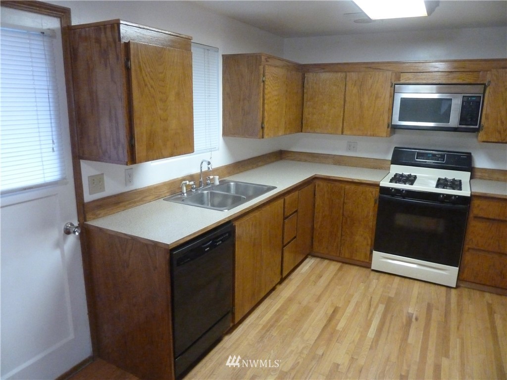 11706 Masonic Road Southwest Lakewood, WA 98498 - Photo 4 of 24 Gallery Image 4