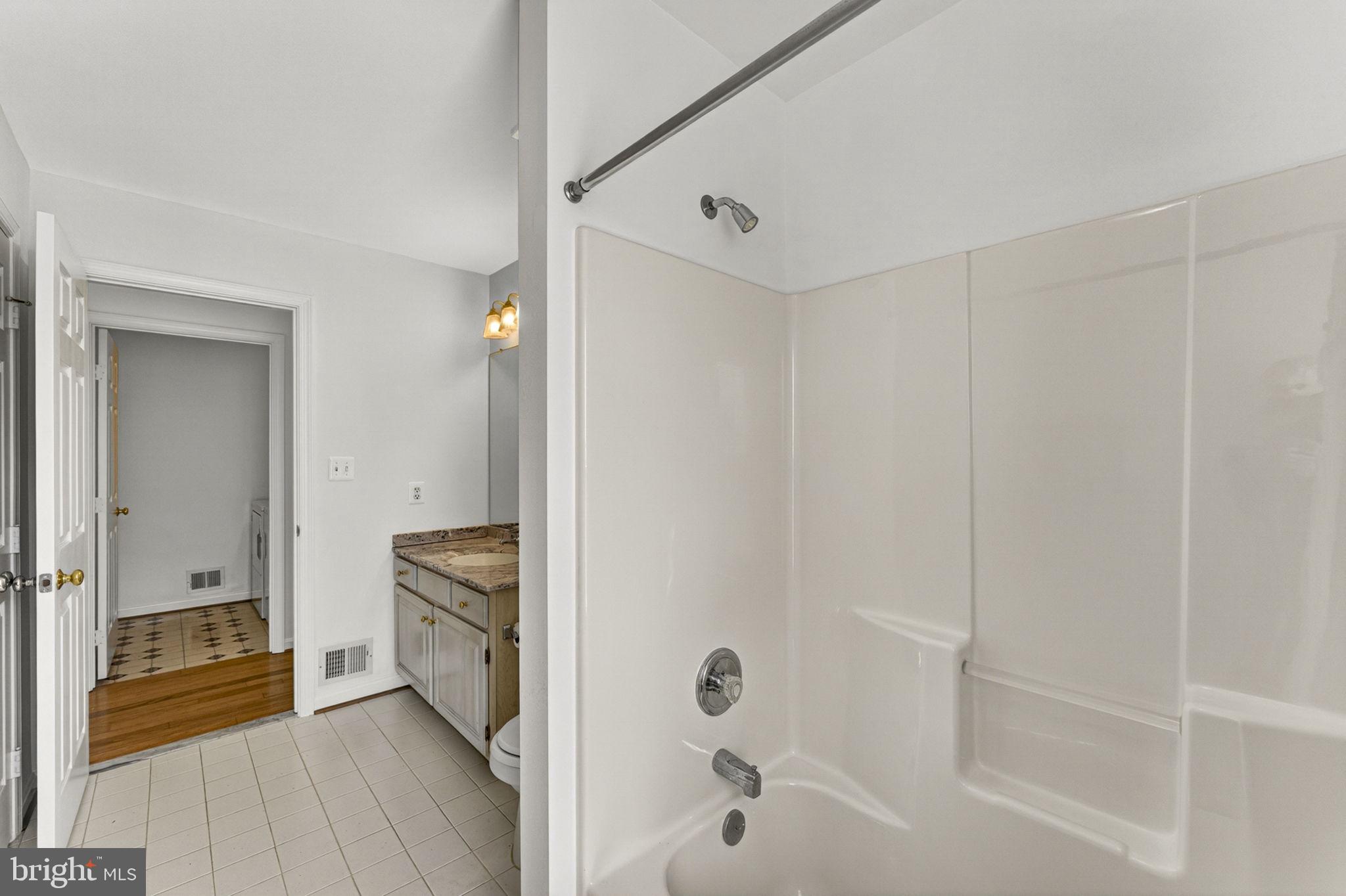 35130 Paxson Road Round Hill, VA 20141 - Photo 30 of 56 Hall Bath