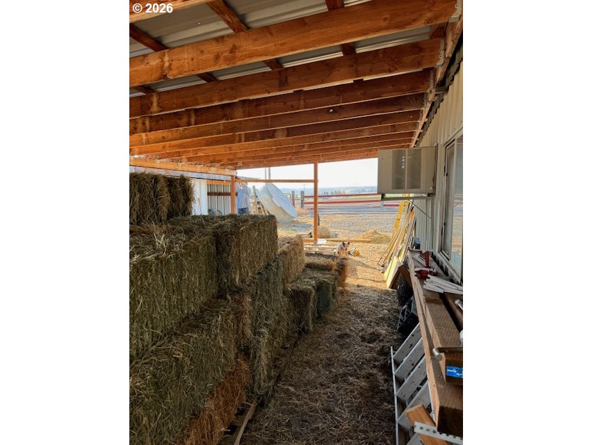 950 Southeast Dover Lane Madras, OR 97741 - Photo 2 of 27 Barn