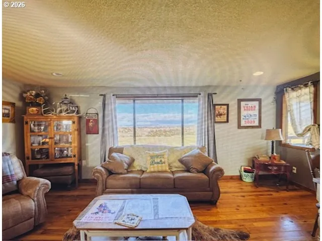 $760,000 | 950 Southeast Dover Lane, Madras, OR 97741