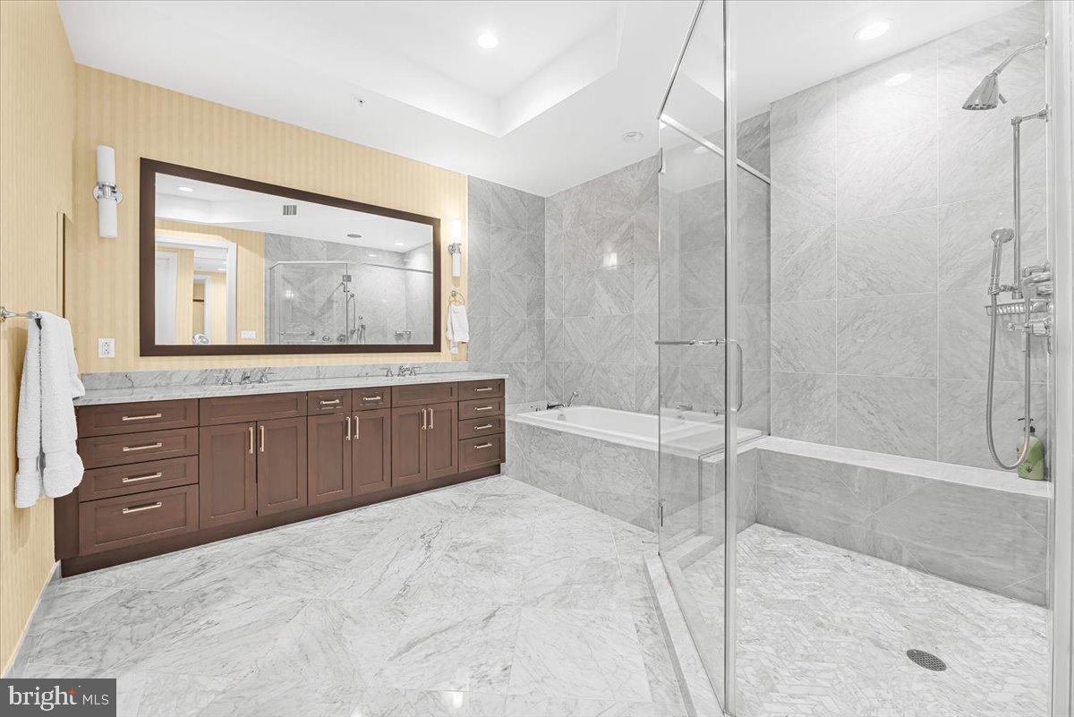 8111 River Road, Unit 131 Bethesda, MD 20817 - Photo 27 of 59 Sleek Owners' Bath with shower & tub