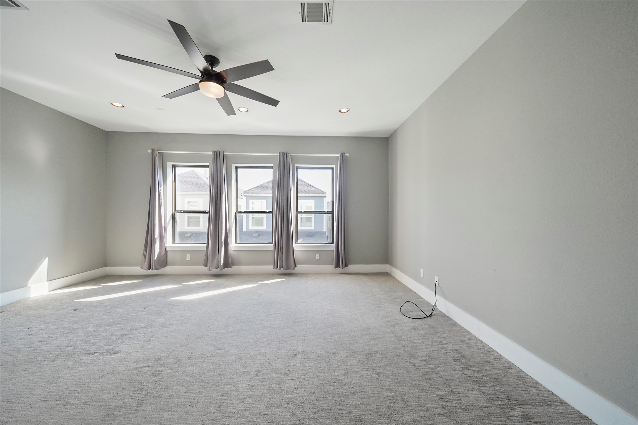 4123 Eigel Street Houston, TX 77007 - Photo 13 of 25 an empty room with windows and ceiling fan
