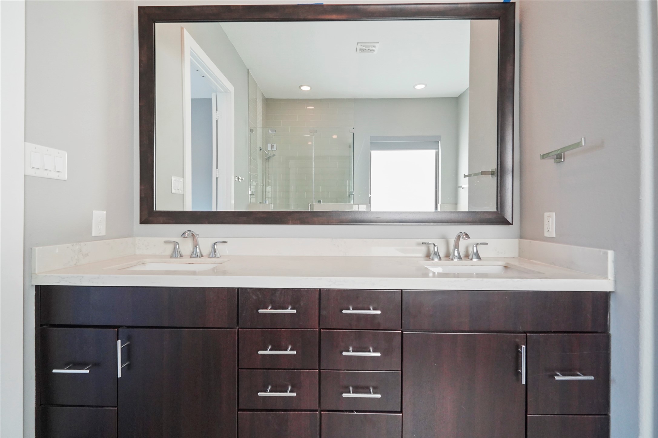 4123 Eigel Street Houston, TX 77007 - Photo 15 of 25 a bathroom with a double vanity sink and mirror