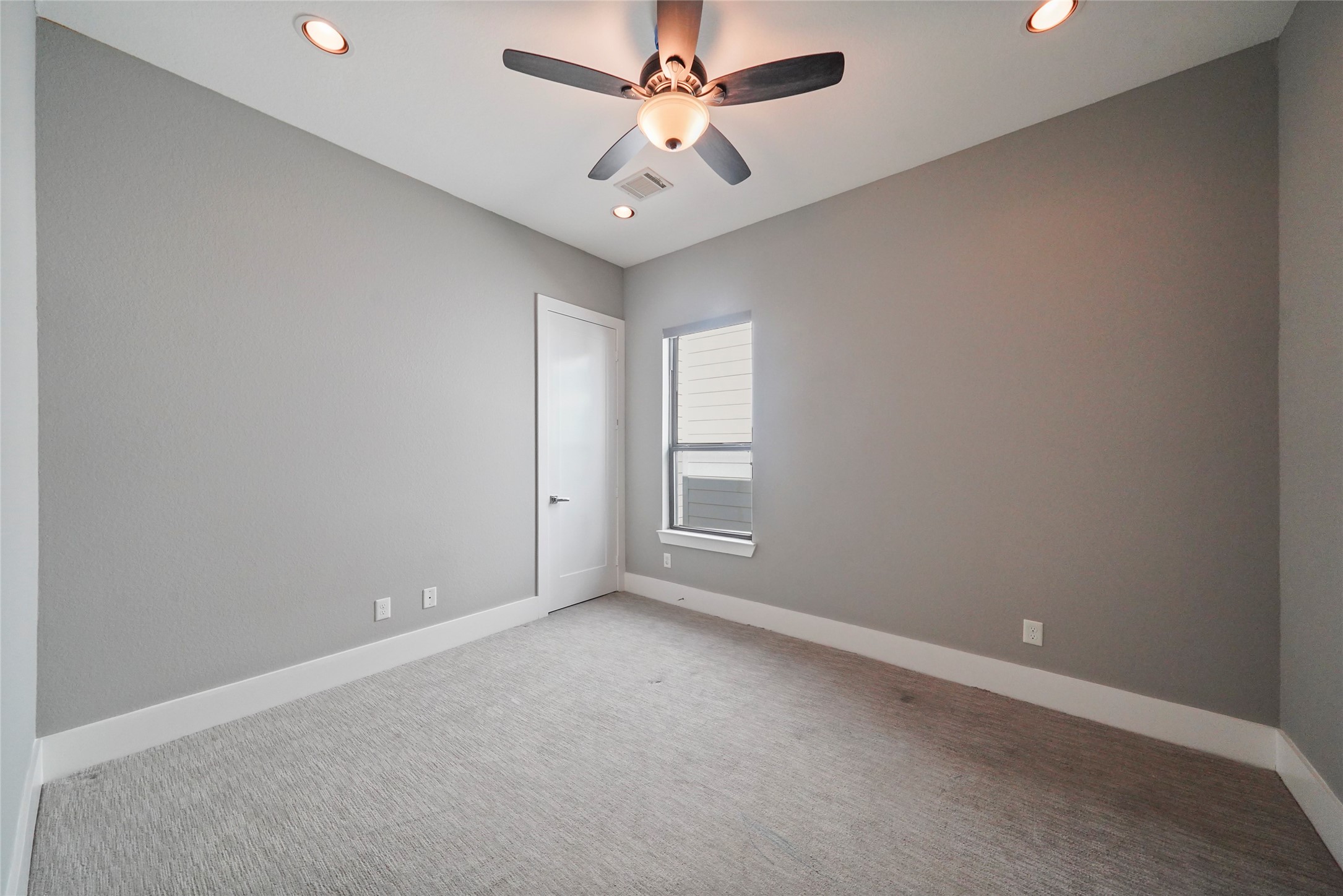 4123 Eigel Street Houston, TX 77007 - Photo 21 of 25 an empty room with a chandelier fan and windows