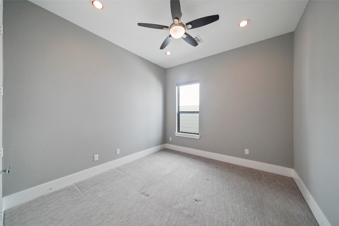4123 Eigel Street Houston, TX 77007 - Photo 23 of 25 en empty room with windows and ceiling fan