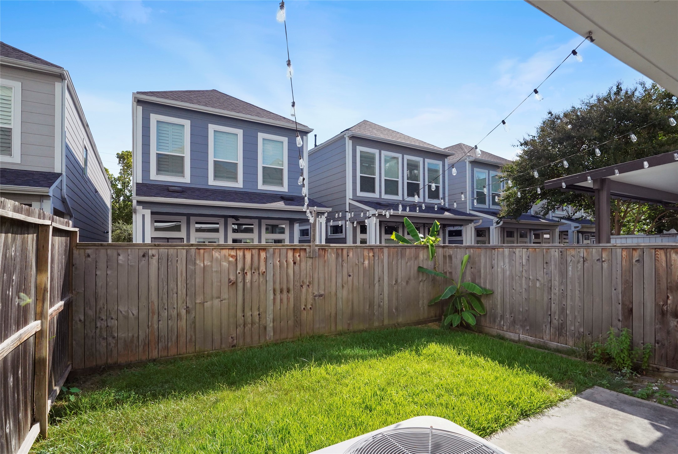 4123 Eigel Street Houston, TX 77007 - Photo 4 of 25 a backyard of a house with lots of green space
