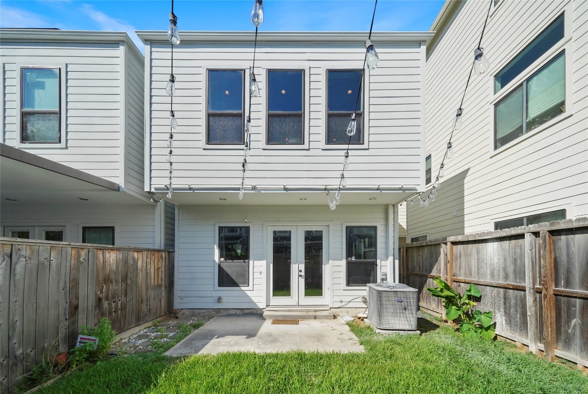 4123 Eigel Street Houston, TX 77007 - Photo 5 of 25 a view of a house with backyard