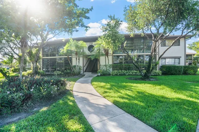 $2,100 | 9606 West McNab Road, Unit 202, Tamarac, FL 33321