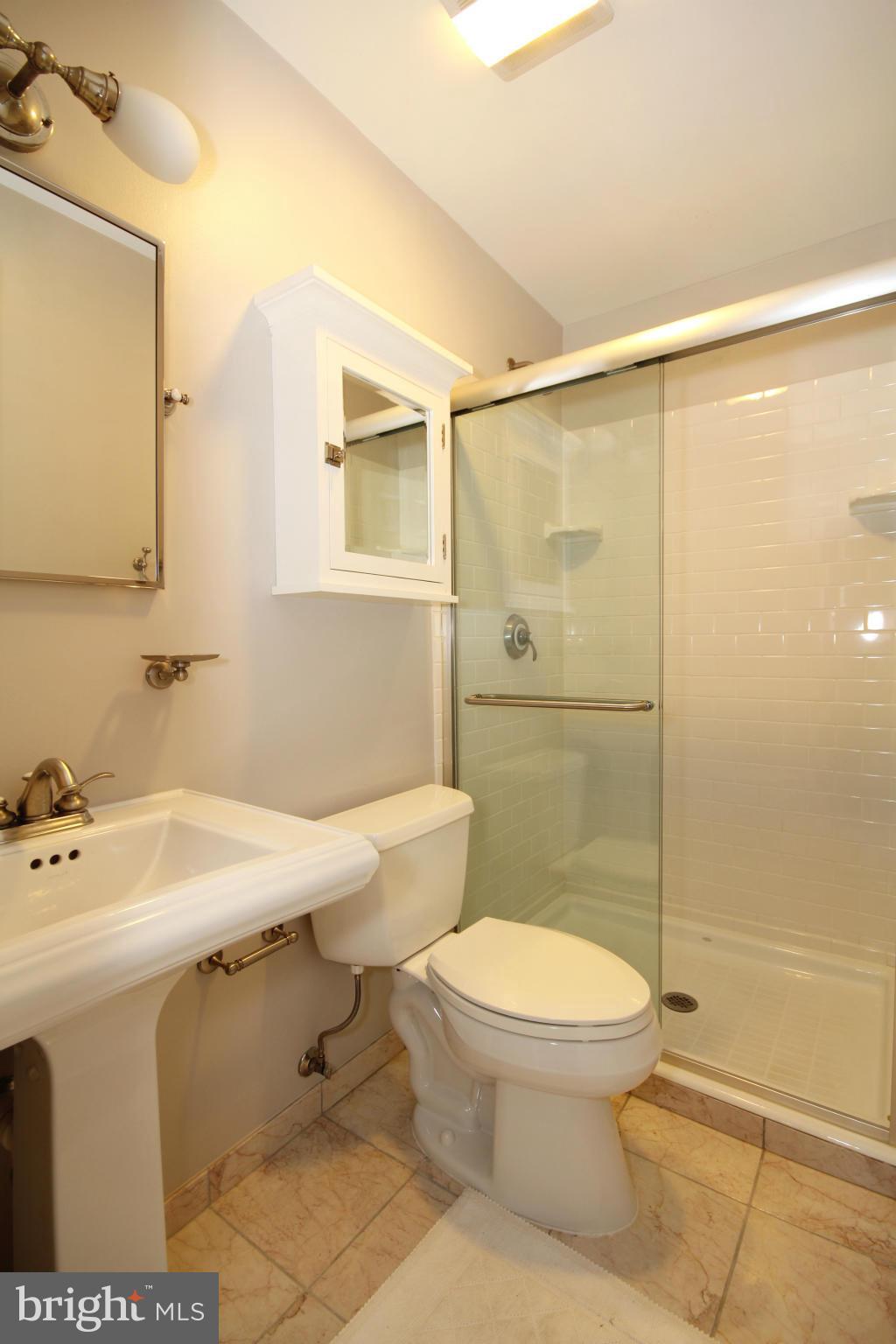 8020 Northumberland Road Springfield, VA 22153 - Photo 19 of 30 Bath (Master)