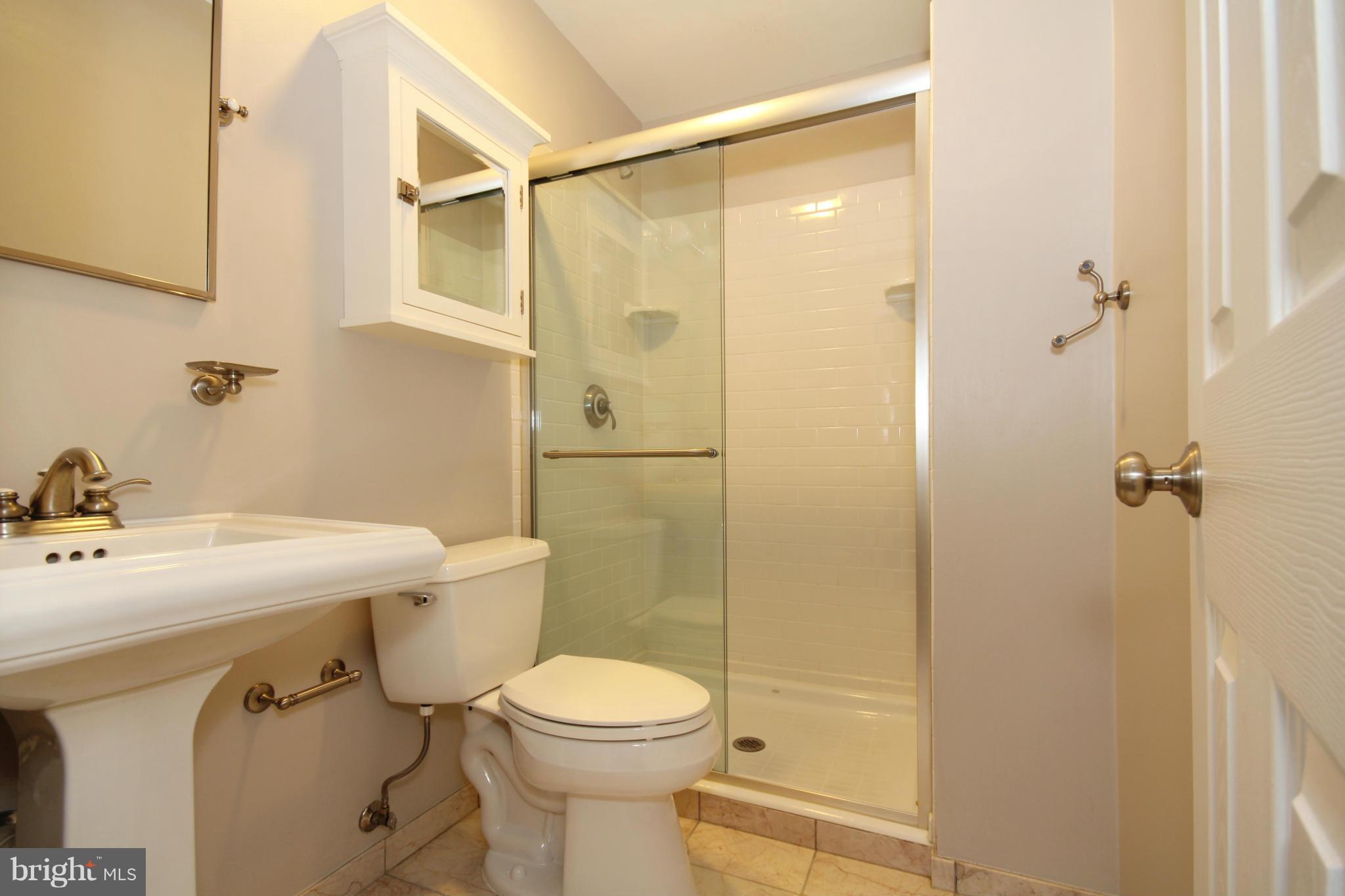 8020 Northumberland Road Springfield, VA 22153 - Photo 20 of 30 Bath (Master)
