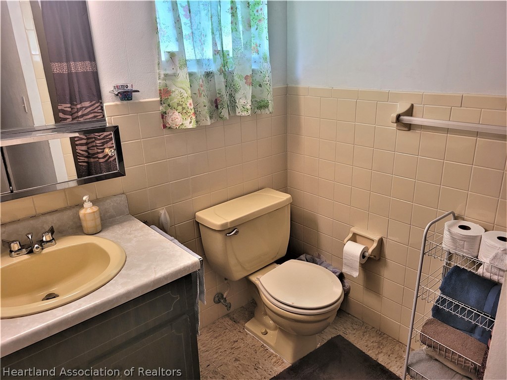 641 South Lakeview Road Lake Placid, FL 33852 - Photo 11 of 15 a white toilet sitting next to a bathroom sink