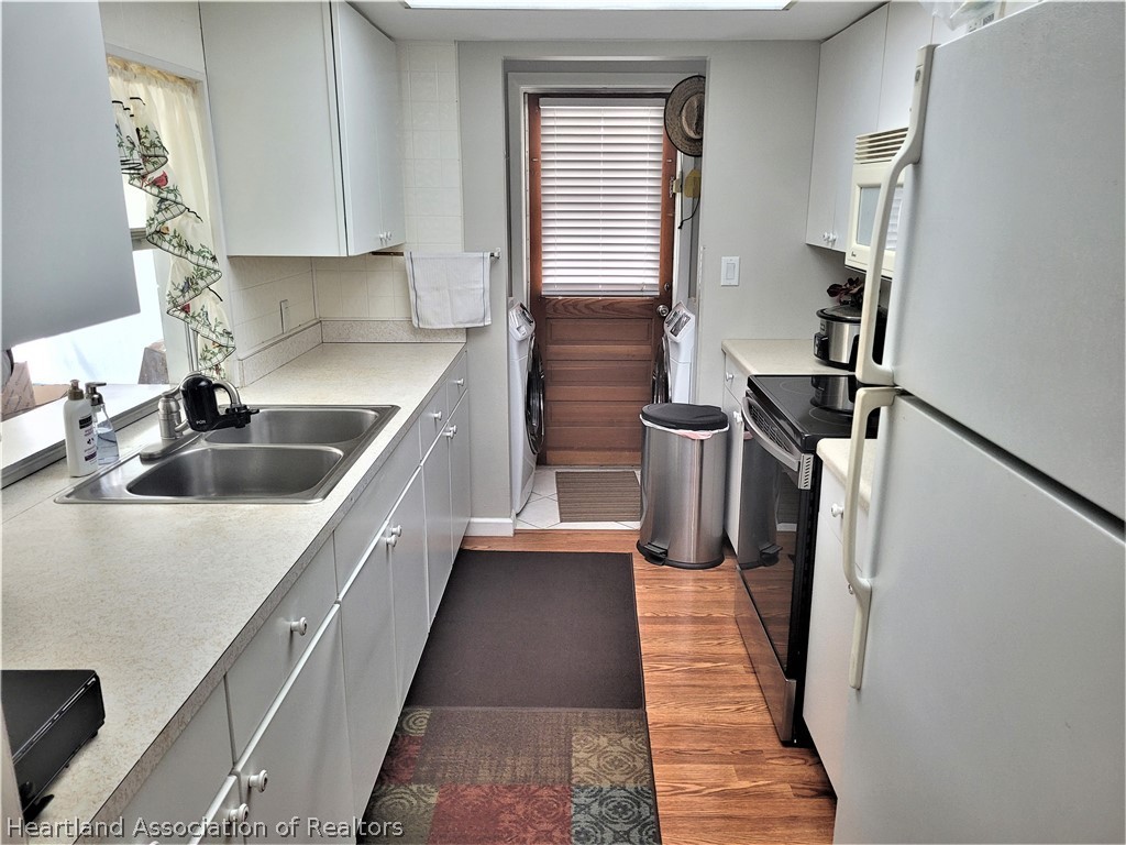 641 South Lakeview Road Lake Placid, FL 33852 - Photo 12 of 15 a kitchen with a sink and a refrigerator