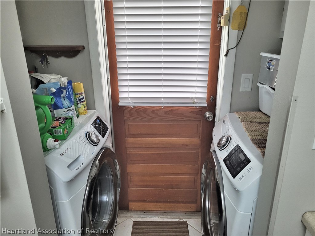 641 South Lakeview Road Lake Placid, FL 33852 - Photo 13 of 15 a utility room with dryer and washer