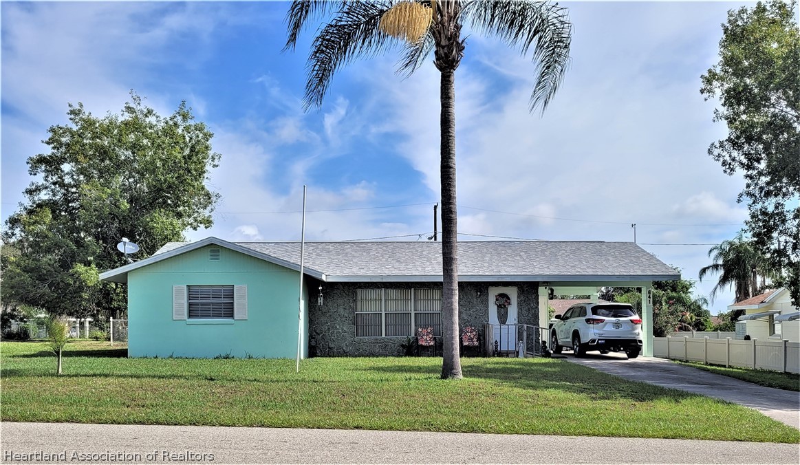 641 South Lakeview Road Lake Placid, FL 33852 - Photo 15 of 15 a house that has a tree in front of it